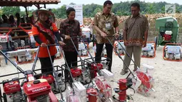 Menteri BUMN Rini Soemarno (dua kiri) meninjau perlengkapan pendukung produksi pertanian di Tuban, Jawa Timur, Jumat (9/3). Dalam kesempatan ini pemerintah menyalurkan KUR, Kartu Tani, dan CSR BNI. (Liputan6.com/Angga Yuniar)