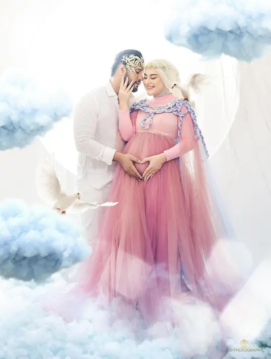 Irish Bella dan Ammar Zoni menyatukan tangan mereka dengan membentuk simbol hati di perut Irish Bella. (Foto: Instagram/ fdphotography90)