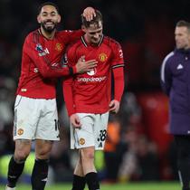 Striker Manchester United asal Brasil bernomor punggung 10, Matheus Cunha (kiri), dan gelandang Manchester United asal Inggris bernomor punggung 38, Jack Fletcher (kanan), merayakan kemenangan di lapangan setelah pertandingan Liga Inggris antara Manchester United dan Newcastle United di Old Trafford, Manchester, barat laut Inggris, Sabtu (27-12-2025) dini hari WIB. Man Utd memenangkan pertandingan dengan skor 1-0. (Darren Staples/AFP)