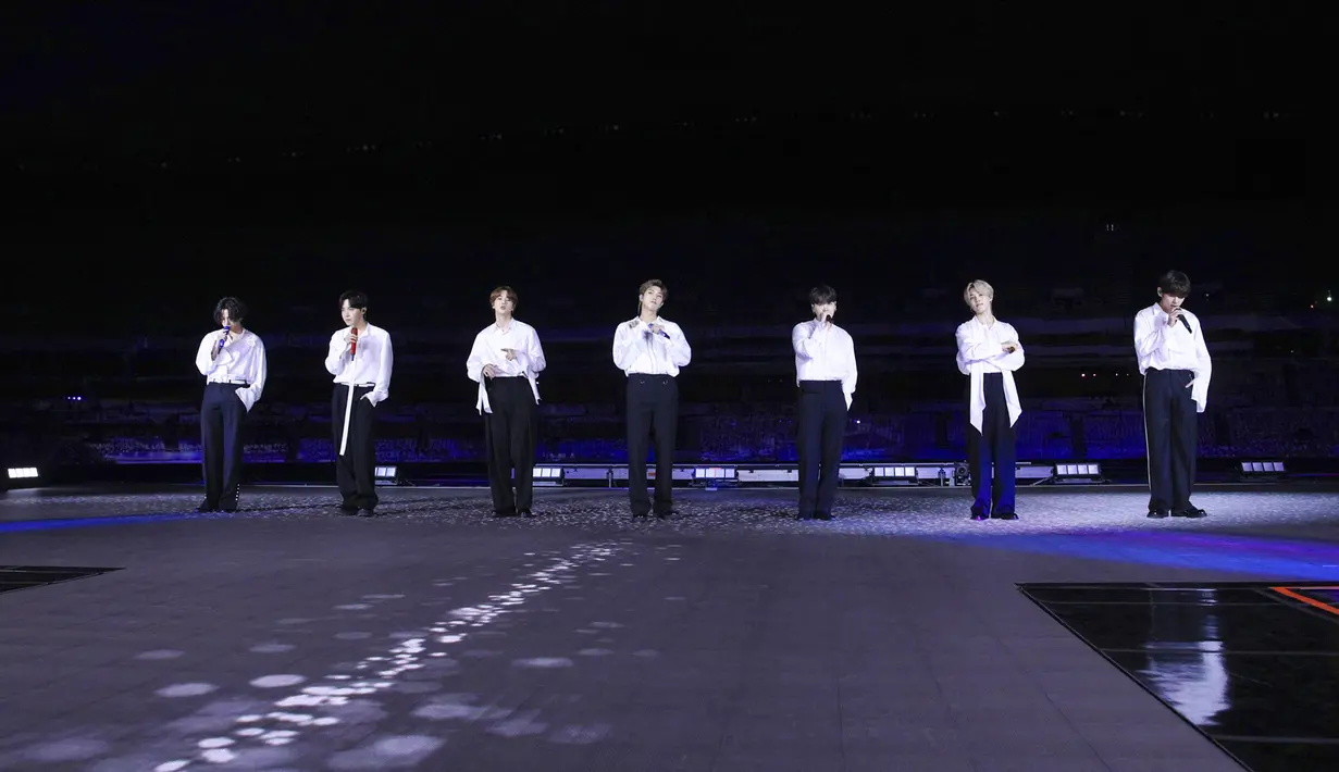 Band Korea Selatan BTS tampil dalam American Music Awards 2020 di Microsoft Theater, Los Angeles, Amerika Serikat, 22 November 2020. BTS memperoleh nominasi dari dua kategori, yaitu Duo atau Group Favorit Pop/Rock dan Artist Sosial Favorit. (American Broadcasting Companies, Inc./ABC/AFP)