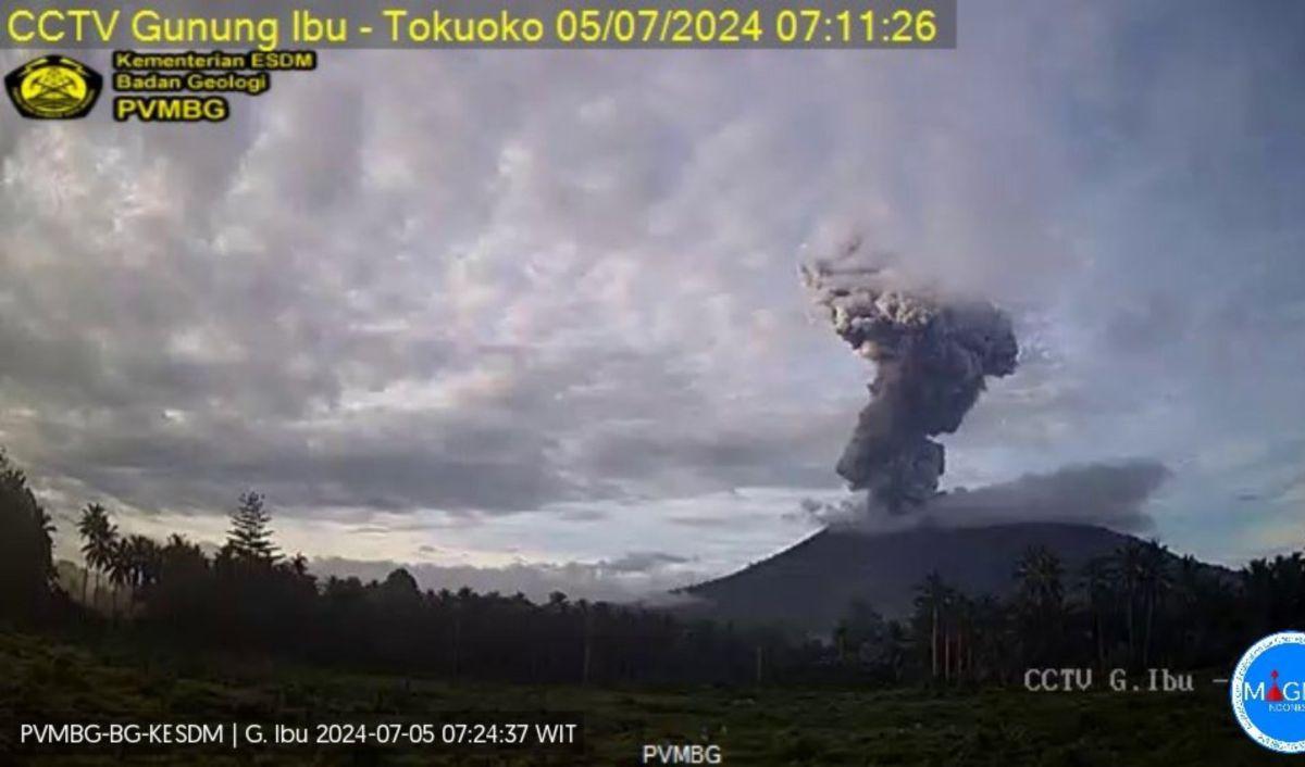 Sementara, Pusat Vulkanologi dan Mitigasi Bencana Geologi melaporkan Gunung Ibu kembali mengalami erupsi, pada Jumat (5/7) pikul 07:09 WIT, dengan tinggi kolom abu teramati ±3.000 m di atas puncak.