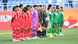 Para pemain Timnas Indonesia U-20 dan Irak U-20 berbaris sebelum dimulainya laga matchday pertama Grup A Piala Asia U-20 2023 di Lokomotiv Stadium, Tashkent, Uzbekistan, Rabu (1/3/2023). (the-afc.com)