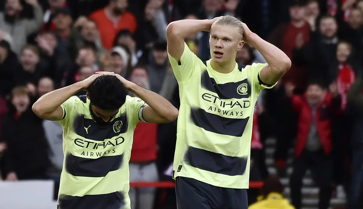 Pemain Manchester City, Ilkay Gundogan dan Erling Haaland tampak kecewa setelah gagal mencetak gol ke gawang Nottingham Forest pada laga pekan ke-24 Premier League di City ground pada Sabtu (18/2/2023). City hanya mampu bermain imbang dari tim promosi. (AP Photo/Rui Vieira)