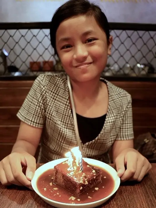 Wajahnya mirip, Aura Gutawa dan Gita Gutawa disebut mirip bak kembar. Cantik dan berprestasi, Aura Gutawa tentunya tak jauh berbeda dari Gita Gutawa. Saat pamer senyum manisnya ini, buah hati komposer dengan nama lengkap Aura Aria Gutawa itu semakin pancarkan pesonanya. Melalui laman Instagramnya, Gita Gutawa sering tuliskan kata-kata manis yang tuliskan khusus untuk adik tercintanya itu. (Liputan6.com/IG/@gitagut)