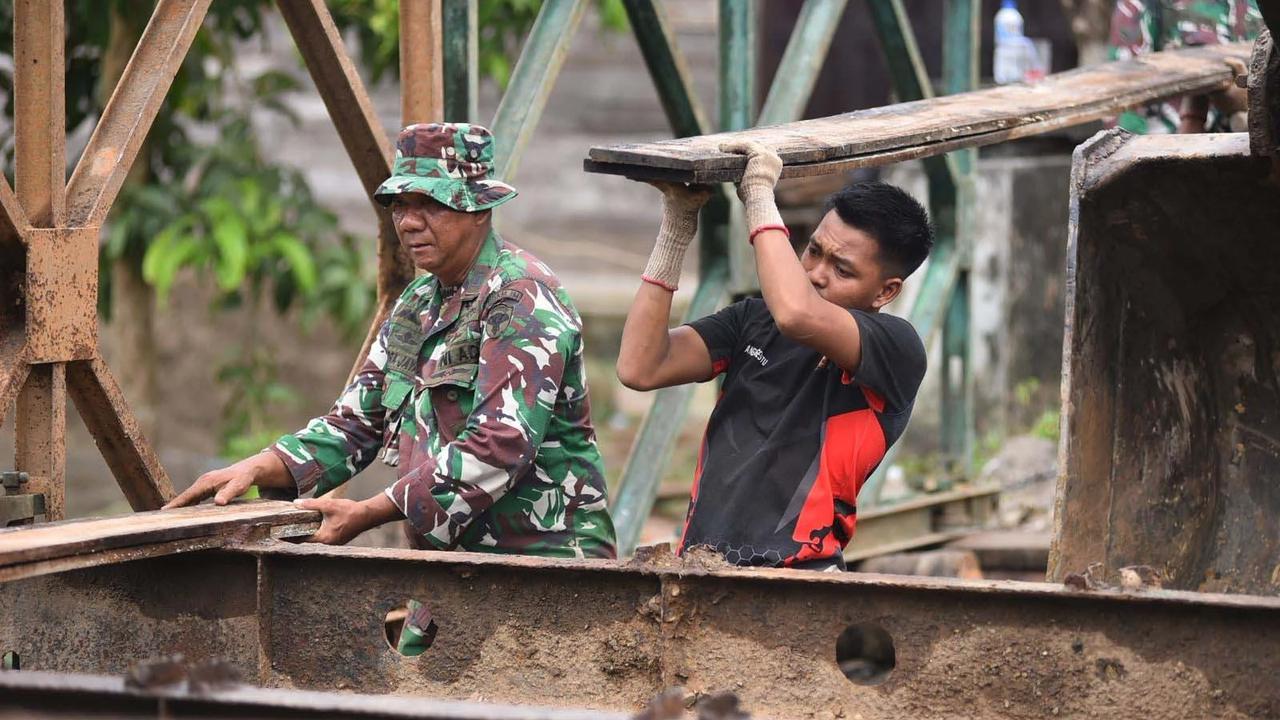 FOTO: Prajurit TNI AD Bahu Membahu Pasang Jembatan Bailey di Bireuen