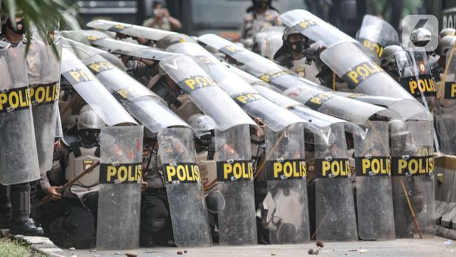 Polisi Bertameng dan Kendaraan Taktis Amankan Bentrokan Massa
