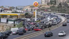 Pemandangan dari sebuah pompa bensin di jalan raya utama saat mobil datang dari segala arah untuk mencoba dan mengisi tangki mereka dengan bensin, di kota pesisir Jiyeh, Jumat (3/9/2021).  Lebanon sedang bergulat dengan krisis ekonomi dan keuangan terburuk dalam sejarah modernnya. (AP/ Hassan Ammar)
