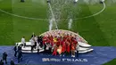 Para pemain Portugal berselebrasi setelah berhasil memenangkan Piala UEFA Nations League usai mengalahkan Belanda dalam pertandingan final di Estadio do Dragao, Porto (10/6/2019). Portugal berhasil mengalahkan Belanda 1-0, berkat gol Goncalo Guedes. (AP Photo/Luis Vieira)