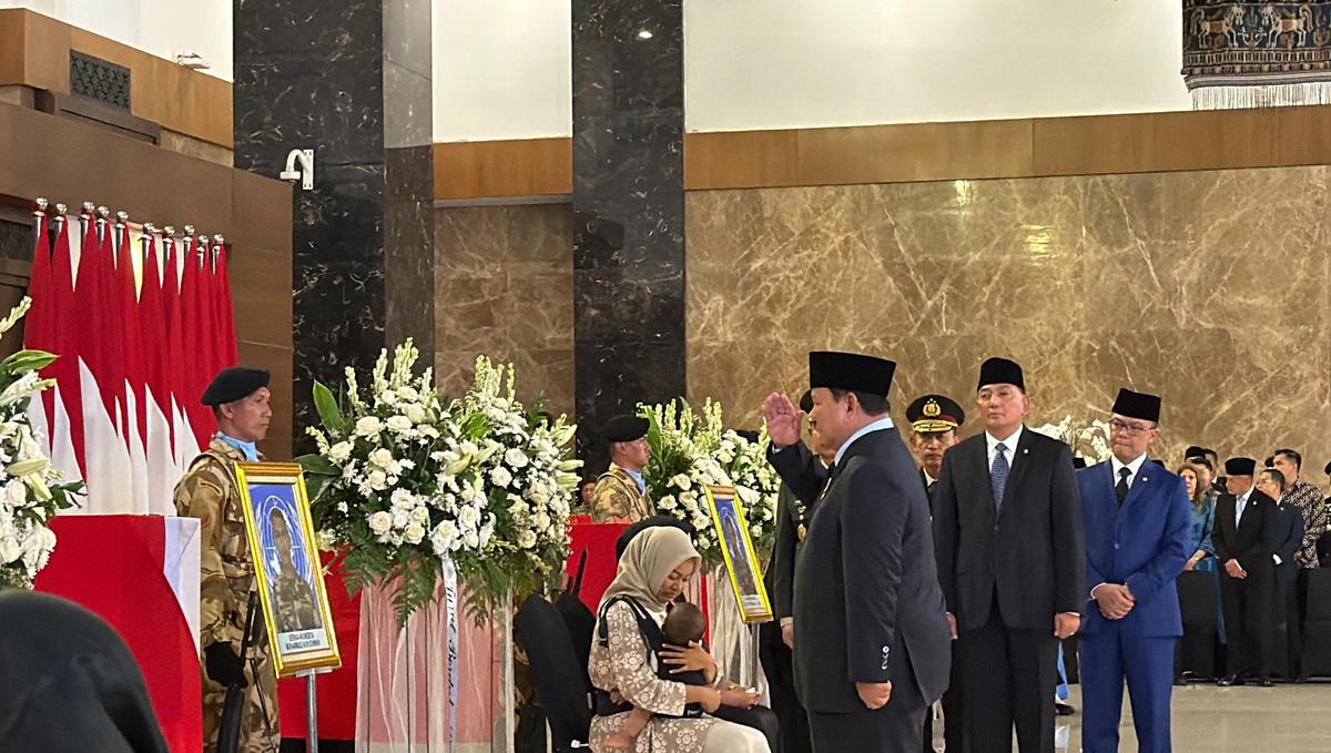 Presiden Prabowo peluk cium anak prajurit TNI gugur di Lebanon