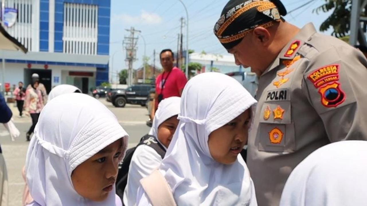 Tak Menggurui, Mbah Con Tanamkan Nasihat Lewat Canda dan Cerita
