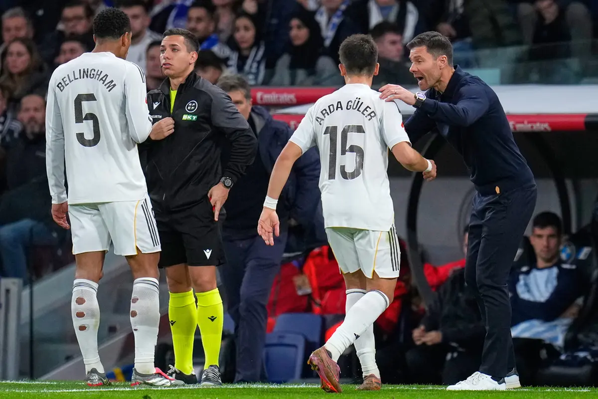 Pelatih Real Madrid, Xabi Alonso (kanan), memberikan instruksi pada Arda Guler di laga kontra Celta Vigo di pekan ke-15 La Liga 2025/2026 di Santiago Bernabeu, Senin (08/12/2025) dini hari WIB.