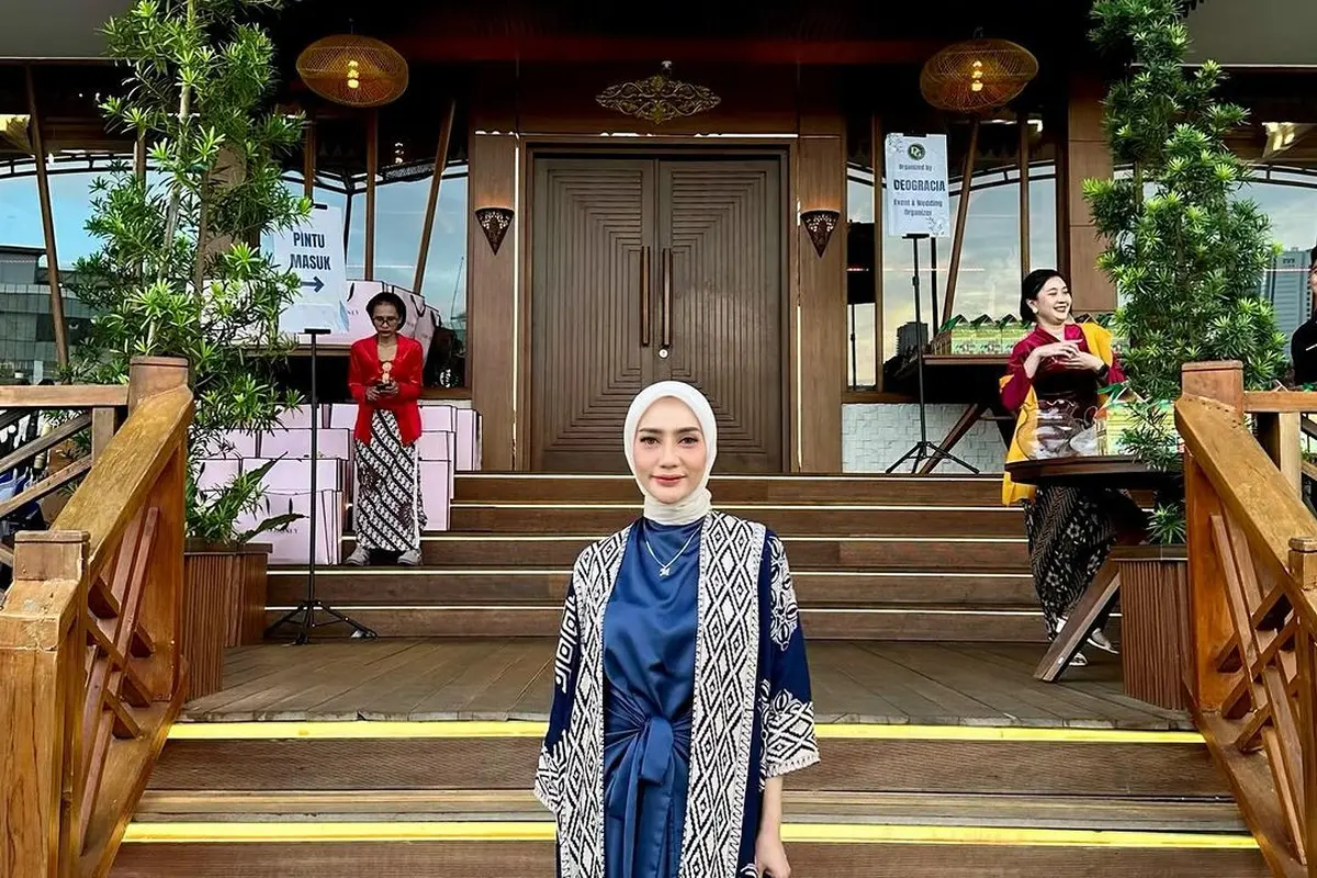 8 Adu Gaya Seleb Kenakan Kebaya & Wastra di Pesta Ultah Marissya Icha, Rebecca Klopper Pakai Batik-Vicky Shu Berkebaya Janggan