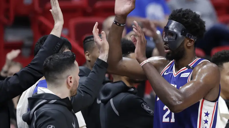 Aksi Joel Embiid (biru) saat Sixers melawan Heat pada gim ketiga play-off NBA (AP)