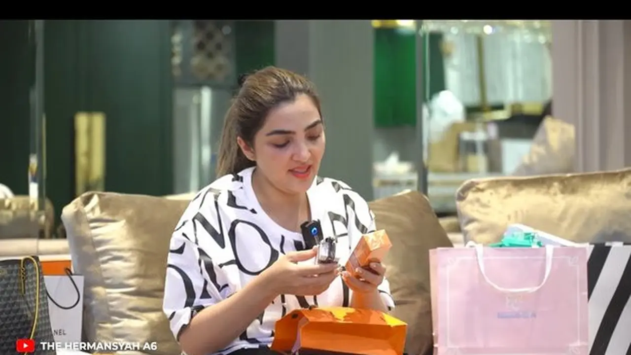 7 Potret Ashanty Buka Kado Ultah, Dapat Hadiah Parfum Hingga Perhiasan