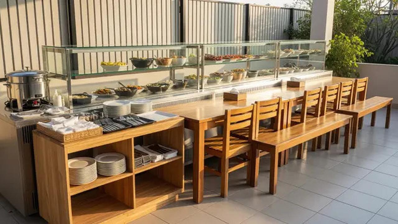 8 Desain Warung Prasmanan di Teras Rumah dengan Etalase Kaca Panjang, Pembeli Bisa Langsung Lihat Menu