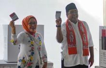 FOTO: Semringah Rano Karno Nyoblos di TPS 65 Lebak Bulus, Pede Menangkan Pilkada Jakarta 1 Putaran