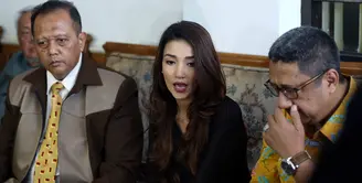 Kisruh rumah tangga Tsania Marwa dengan suaminya, Atalarik Syah bisa berbuntut panjang. Pasalnya, hingga kini, Marwa masih belum bias ketemu anak-anaknya. Keluarga pun ikut campur urusan keluarganya. (Nurwahyunan/Bintang.com)