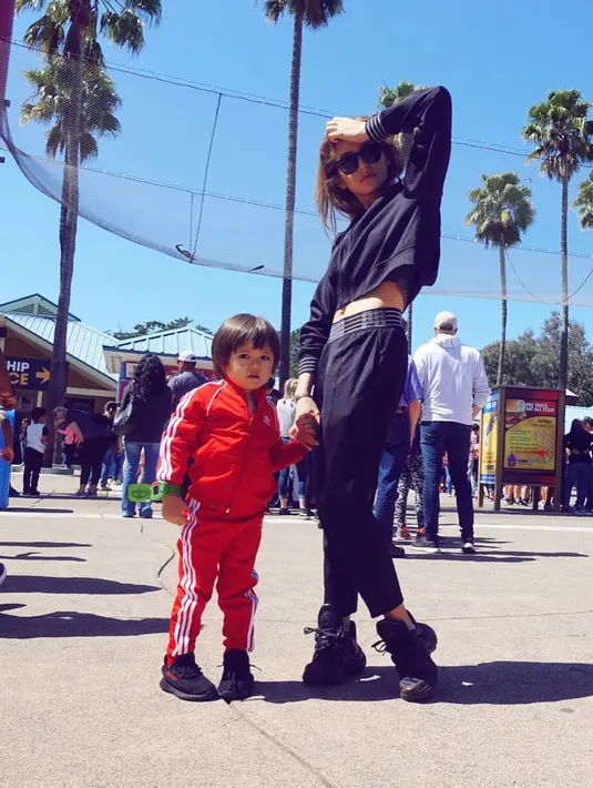 Berada di Amerika bersama  El Barack dan Erick, Jessica Iskandar kerap menjadi sorotan publik. Terlebih soal penampilannya yang berubah, tampak Jedar mengubah warna rambutnya menjadi pirang seperti bule. (Instagram/inijedar)