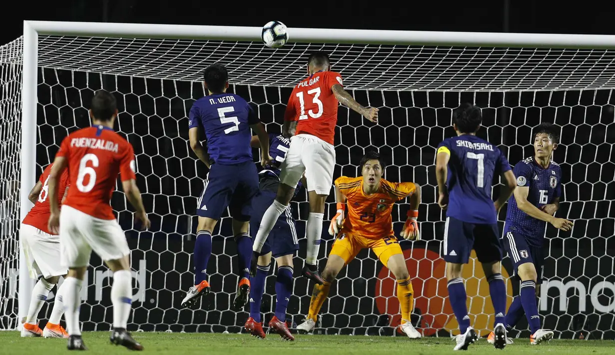 Gelandang Chili, Erick Pulgar, mencetak gol ke gawang Jepang pada laga Copa America 2019 di Stadion Morumbi, Selasa (18/7). Chili menang 4-0 atas Jepang. (AP/Victor R. Caivano)