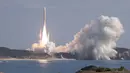 Roket H3 Jepang meninggalkan landasan peluncuran di Pusat Antariksa Tanegashima di Kagoshima, barat daya Jepang pada tanggal 17 Februari 2024. (JIJI Press/AFP)/Japan OUT