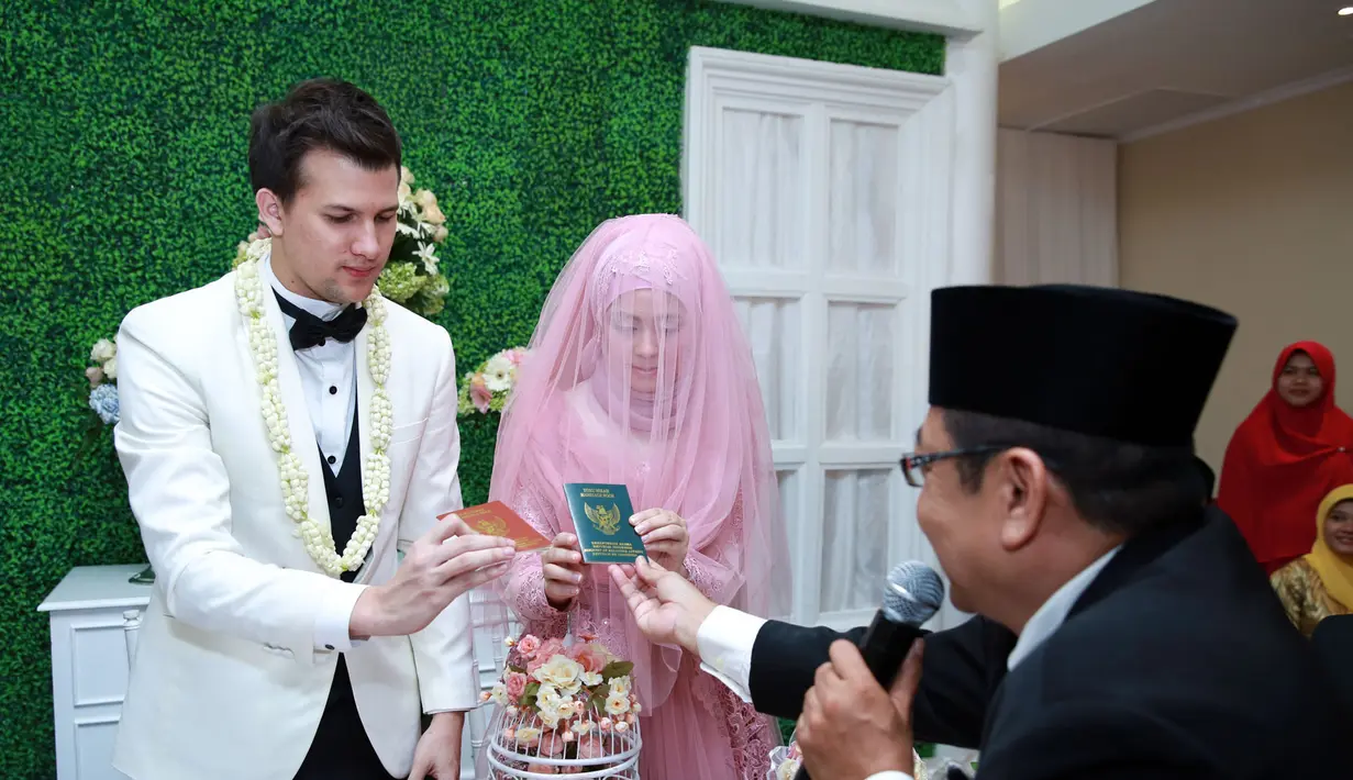 Khidmat dan sakralnya suasana akad nikah Risty Tagor dan Stuart Collin (M. Akrom Sukarya/Bintang.com)