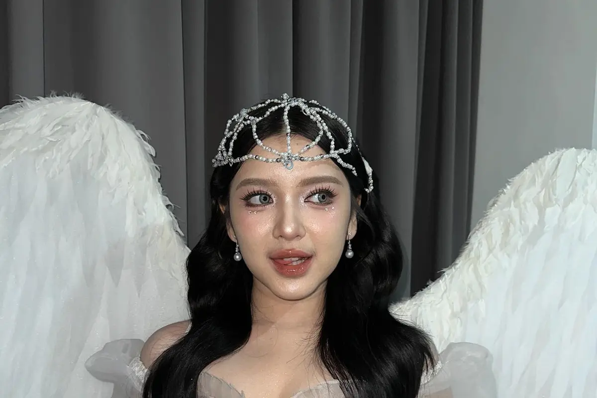 Potret Tiara Andini Tampil Bak Peri dengan Dress Bersayap di Momen Peluncuran Album Kedua