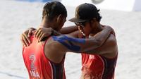Pasangan Indonesia, Ade Chandra dan  Muhammad Ashfiya saat melawan wakil Thailand, Jongklang Surin dan Banlue Nakprakhong pada laga final voli pantai beregu putra SEA Games 2019 di Subic Court Tennis, Filipina, Jumat (6/12/2019). Indonesia menang 21-18 dan 21-9. (Bola.com/Muhammad Iqbal Ichsan)