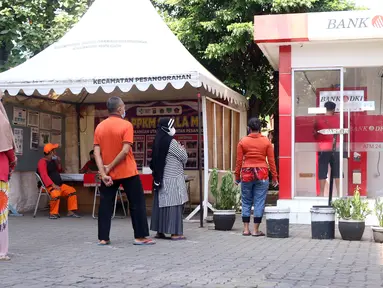Warga antre untuk melakukan penarikan uang bantuan sosial tunai (BST) di ATM Bank DKI di Jakarta, Selasa (20/7/2021). Pemprov DKI Jakarta resmi mencairkan BST kepada warga DKI Jakarta. (Liputan6.com/Angga Yuniar)