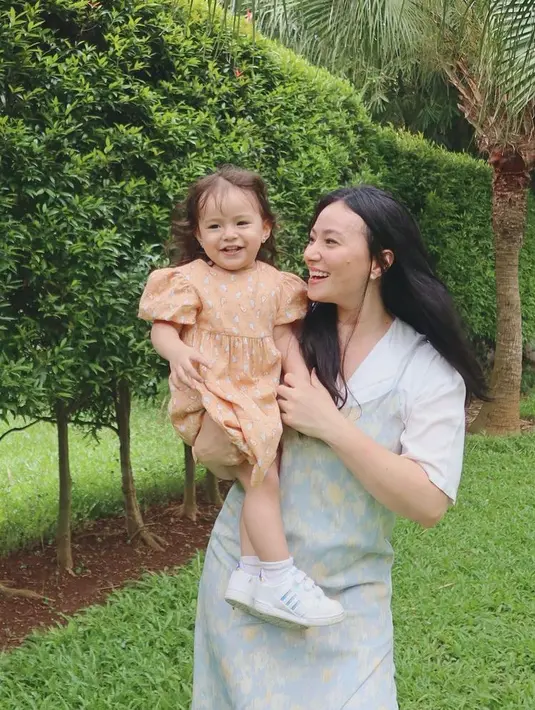 Kombinasi spaghetti strap dress dengan blouse putih seperti yang dikenakan Asmirandah berikut ini juga tak kalah menarik.  (Instagram/asmirandah89).