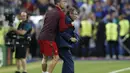 Aksi Cristiano Ronaldo memeluk pelatih Portugal, Fernando Santos saat injuri time Final Piala Eropa 2016 di Stade de France, Saint-Denis, Paris,(11/7/2016) dini hari WIB.   (REUTERS/Carl Recine)