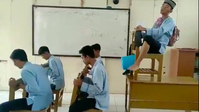 Viral Video Lucu Siswa Parodi Naik Odong Odong Bikin Ketawa Geli Citizen6 Liputan6 Com Kali ini gua buat parody masterchef indonesia nih guys. viral video lucu siswa parodi naik