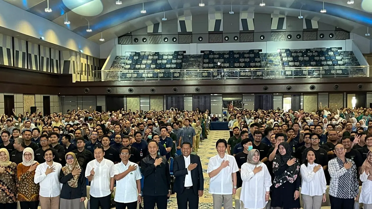 Founder ESQ Corp, Dr. (H.C) Ary Ginanjar Agustian bersama Rektor Universitas Diponegoro, Prof. Dr. Suharnomo, S.E., M.Si dan sivitas akademika Fakultas Kedokteran Universitas Diponegoro. (Istimewa)