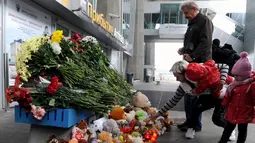 Keluarga dan kerabat korban meletakkan karangan bunga di depan Bandara Internasional St. Petersburg di Rusia, Minggu (1/11) Pesawat membawa 224 penumpang jatuh ke daerah pegunungan Sinai setelah kehilangan kontak radar. (AFP PHOTO/OLGA MALTSEVA)