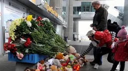 Keluarga dan kerabat korban meletakkan karangan bunga di depan Bandara Internasional St. Petersburg di Rusia, Minggu (1/11) Pesawat membawa 224 penumpang jatuh ke daerah pegunungan Sinai setelah kehilangan kontak radar. (AFP PHOTO/OLGA MALTSEVA)