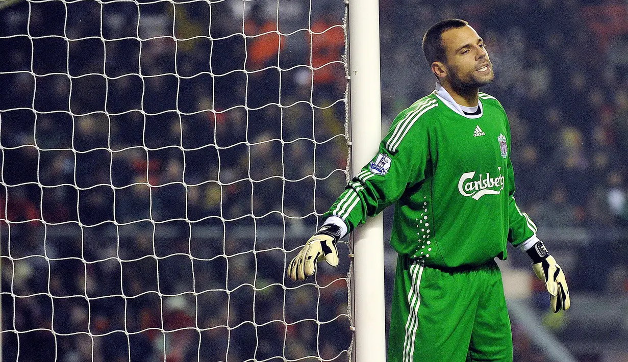 Kiper Liverpool, Diego Cavalieri, saat melawan Reading pada laga Liga Liga Inggris di Stadion Anfield, (13/1/2010). Kiper yang pernah bermain untuk Liverpool selama dua musim pada 2008-2010 itu memutuskan pindah ke Fluminese pada 2011. Dan di klub Brasil itulah Diego Cavalieri pernah kerja bersama dengan Ciro Alves. (AFP/Paul Ellis)