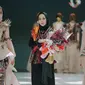 Sejumlah model membawakan koleksi  bertajuk "“Wairinding" berjalan bersama desainer Gita Orlin pada ajang Indonesia Fashion Week (IFW) 2019 di Jakarta Convention Center, Kamis (28/3). (Liputan6.com/Faizal Fanani)