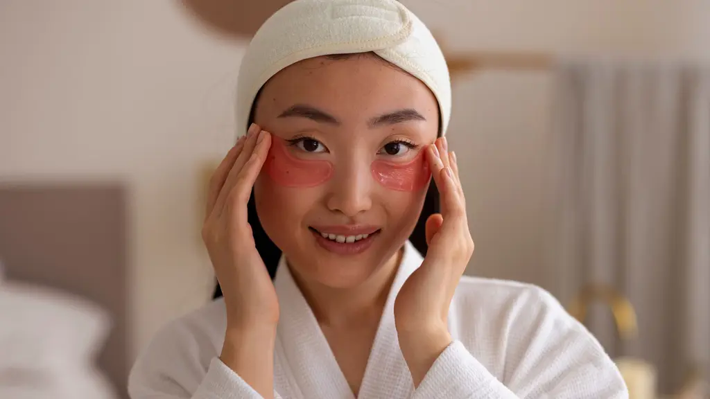 Dark circles atau periorbital hyperpigmentation bisa dipicu oleh kelelahan, kurang tidur, paparan sinar matahari, faktor genetik, hingga dehidrasi. Meski bukan masalah kesehatan yang serius, banyak orang ingin mengurangi tampilannya demi menunjang rasa percaya diri.(foto/dok: freepik)