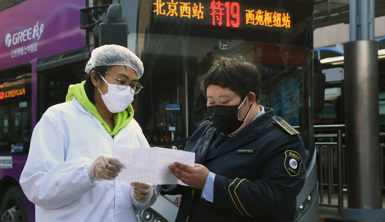 Para staf membuat catatan kegiatan disinfeksi di sebuah terminal bus di Beijing, ibu kota China, pada 3 Februari 2020. Pada Senin (3/2) menandai hari pertama masuk kerja setelah libur Tahun Baru Imlek di Beijing di tengah wabah virus corona. (Xinhua/Ren Chao)