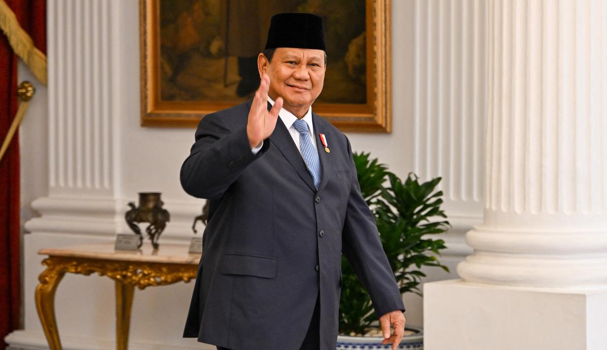 <p>Presiden Prabowo Subianto menyapa para jurnalis sebelum menerima tamu kenegaraannya di Istana Kepresidenan Republik Indonesia, Jakarta pada Senin 21 Oktober 2024. (BAY ISMOYO/AFP)</p>