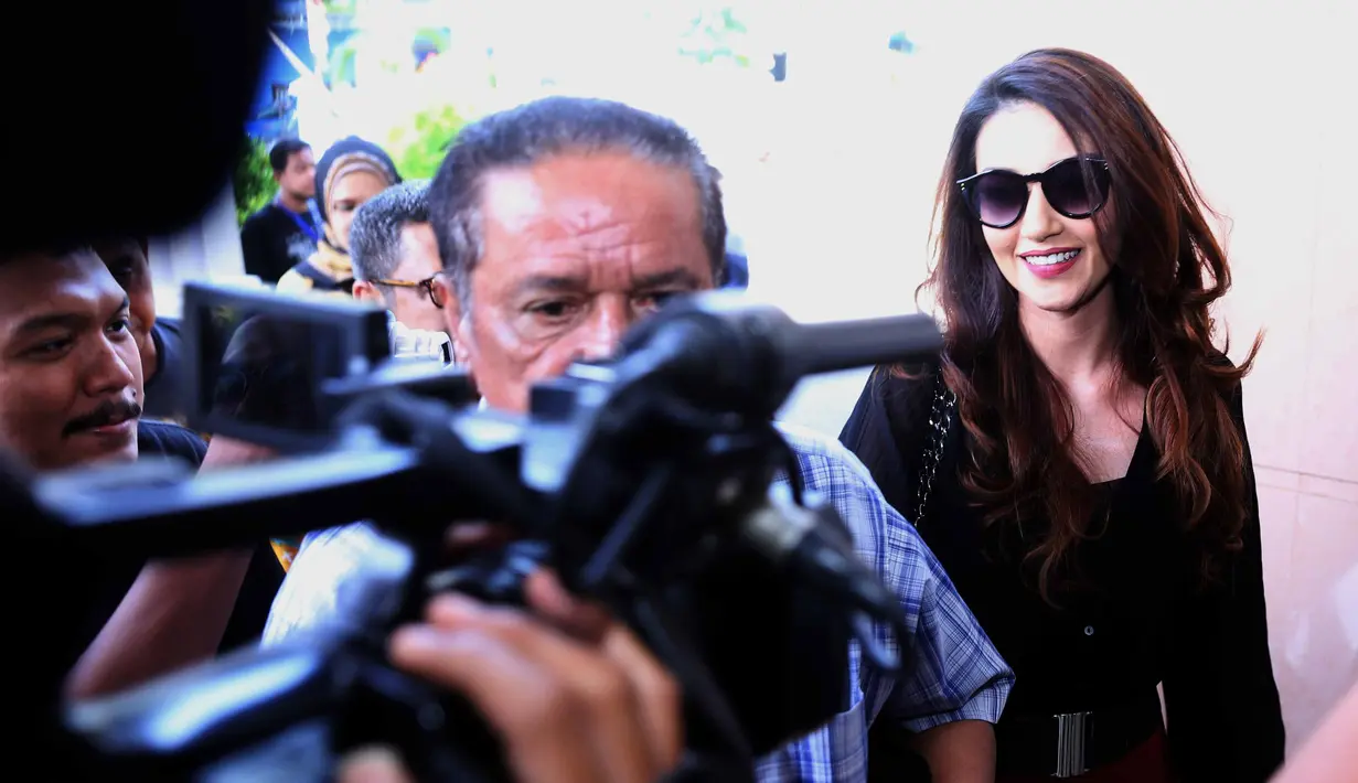 Tsania Marwa dan Atalarik menikah tahun 2012. Pernikahan keduanya dikaruniai dua orang anak. Merasa tidak nyaman lagi, Tsania mengajukan gugatan cerai pada 14 Maret 2017 ke Pengadilan Agama Cibinong, Kabupaten Bogor, Jawa Barat. (Nurwahyunan/Bintang.com)