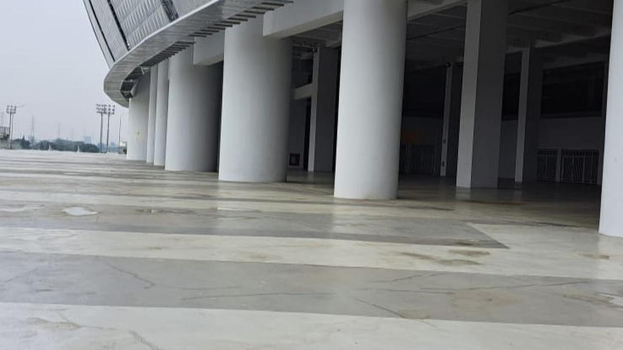 Perbedaan yang paling mencolok dari sebelumnya adalah banyak petugas kebersihan berbaju abu-abu. Namun, tak ada satupun yang ditemui mau berkomentar terkait renovasi JIS.