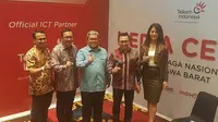 Gubernur Jawa Barat Ahmad Heryawan (tengah), juru bicara PON XIX Maria Selena (kanan) dan pejabat Telkom berpose bersama selepas peresmian Media Center Utama PON XIX di Trans Luxury Hotel, Bandung, Rabu (14/9/2016). (Liputan6.com/M Sufyan Abdurrahman)