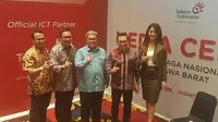 Gubernur Jawa Barat Ahmad Heryawan (tengah), juru bicara PON XIX Maria Selena (kanan) dan pejabat Telkom berpose bersama selepas peresmian Media Center Utama PON XIX di Trans Luxury Hotel, Bandung, Rabu (14/9/2016). (Liputan6.com/M Sufyan Abdurrahman)