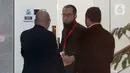Khalid Basalamah diperiksa sebagai pemilik biro travel haji dan umrah Uhud Tour (PT Zahra Oto Mandiri Uhud Tur). Tampak dalam foto, Direktur/Pemilik PT Zahra Oto Mandiri (Uhud Tour) yang juga pendakwah, Khalid Zeed Abdullah Basalamah (tengah), usai menjalani pemeriksaan di Gedung Merah Putih Komisi Pemberantasan Korupsi (KPK), Jakarta, Kamis (23/4/2026). (Liputan6.com/Helmi Fithriansyah)