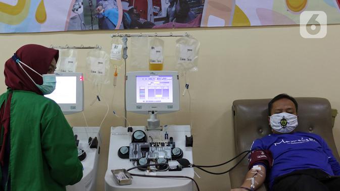Penyintas COVID-19 melakukan donor plasma konvalesen di PMI DKI Jakarta, Selasa (19/1/2021). Hasil dari plasma konvalesen tersebut nantinya akan ditransfusikan ke tubuh pasien positif COVID-19 untuk membantu penyembuhan. (Liputan6.com/Herman Zakharia)