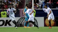 Denis Suarez merayakan gol bersama dengan rekan-rekannya, Timothee Kolodziejczak dan Stephane Mbia
