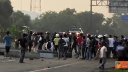 Citizen6, Cikarang: Aksi buruh MM2100 memblokade jalur tol Cikarang Utama berlangsung hingga sore hari. (Pengirim: Agus Sungkawa)
