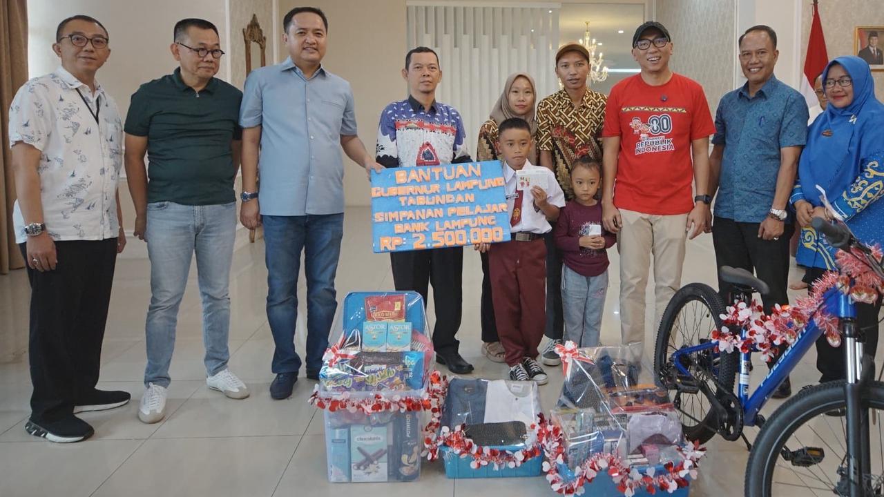 Raihan Panjat Tiang Bendera Demi Merah Putih, Gubernur Lampung Beri Hadiah Tak Terduga