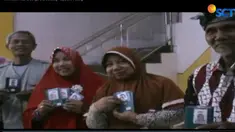 Penyerahan paspor dilakukan di Posko Krisus Center Polres Sidoarjo setelah disita polisi dari kantor cabang First Travel Sidoarjo. 