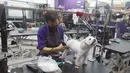 Sejumlah layanan perawatan hewan menjadi peluang bisnis yang dapat menambah pemasukan pet shop. Selain menjual makanan dan perlengkapan, layanan seperti memandikan hewan, mencukur bulu, grooming, penitipan hingga pemeriksaan kesehatan dapat menjadi pilihan bagi pemilik hewan peliharaan. Kenyamanan tempat, kebersihan serta tenaga profesional juga menjadi faktor penting dalam memberikan layanan sekaligus menjaga kepercayaan pelanggan. (KLY/Budy Santoso)